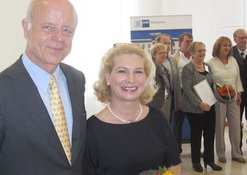 Stefanie Eifel wird von der IHK Wiesbaden geehrt